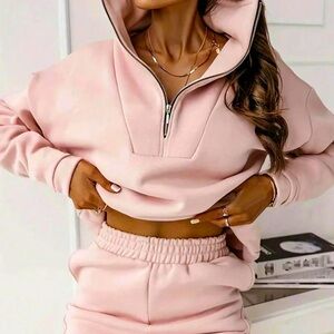 2 piece sweatsuit with Half zip
Pullover & traditional elastic hem pant